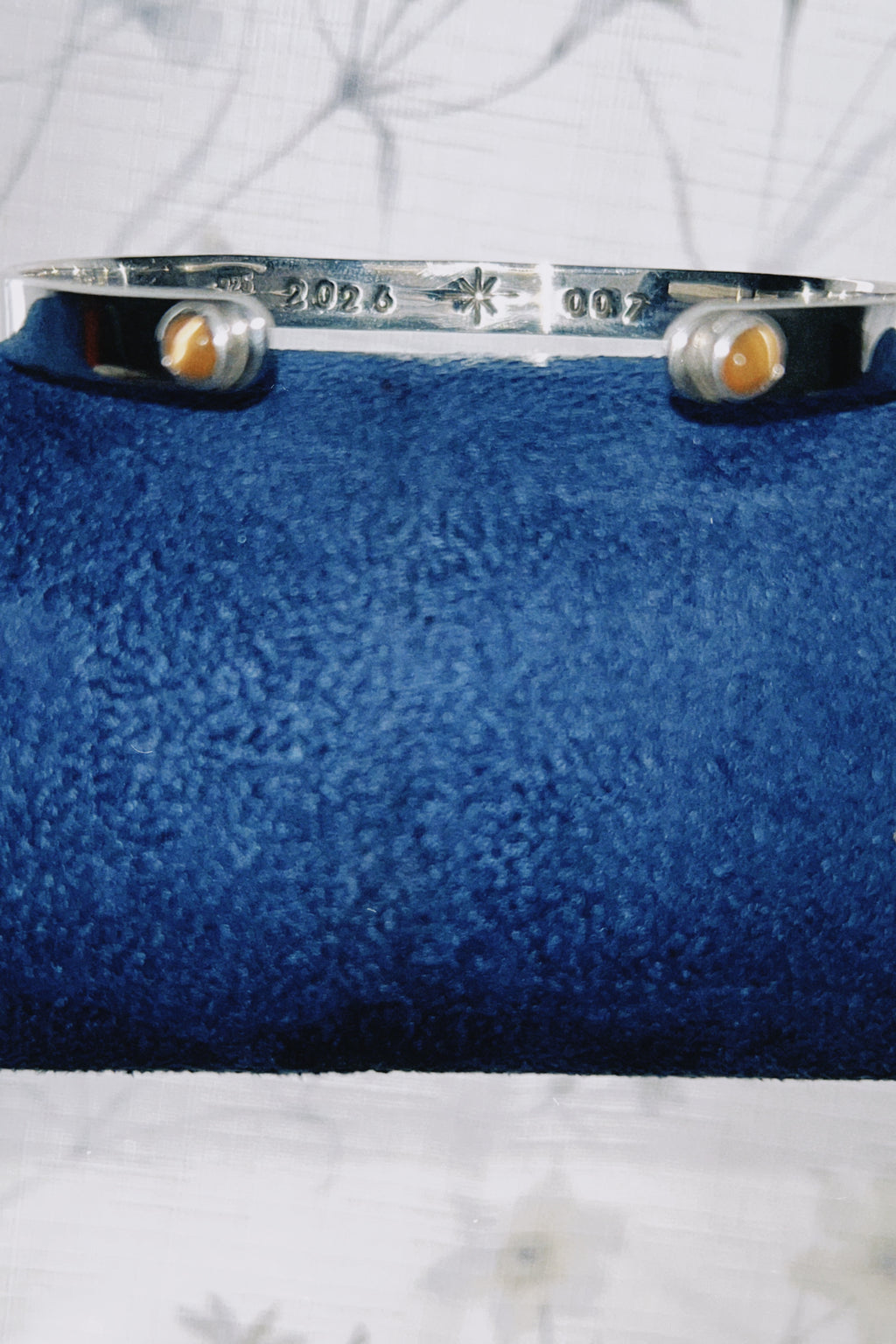 DAYDREAMING 006 (GRIS)