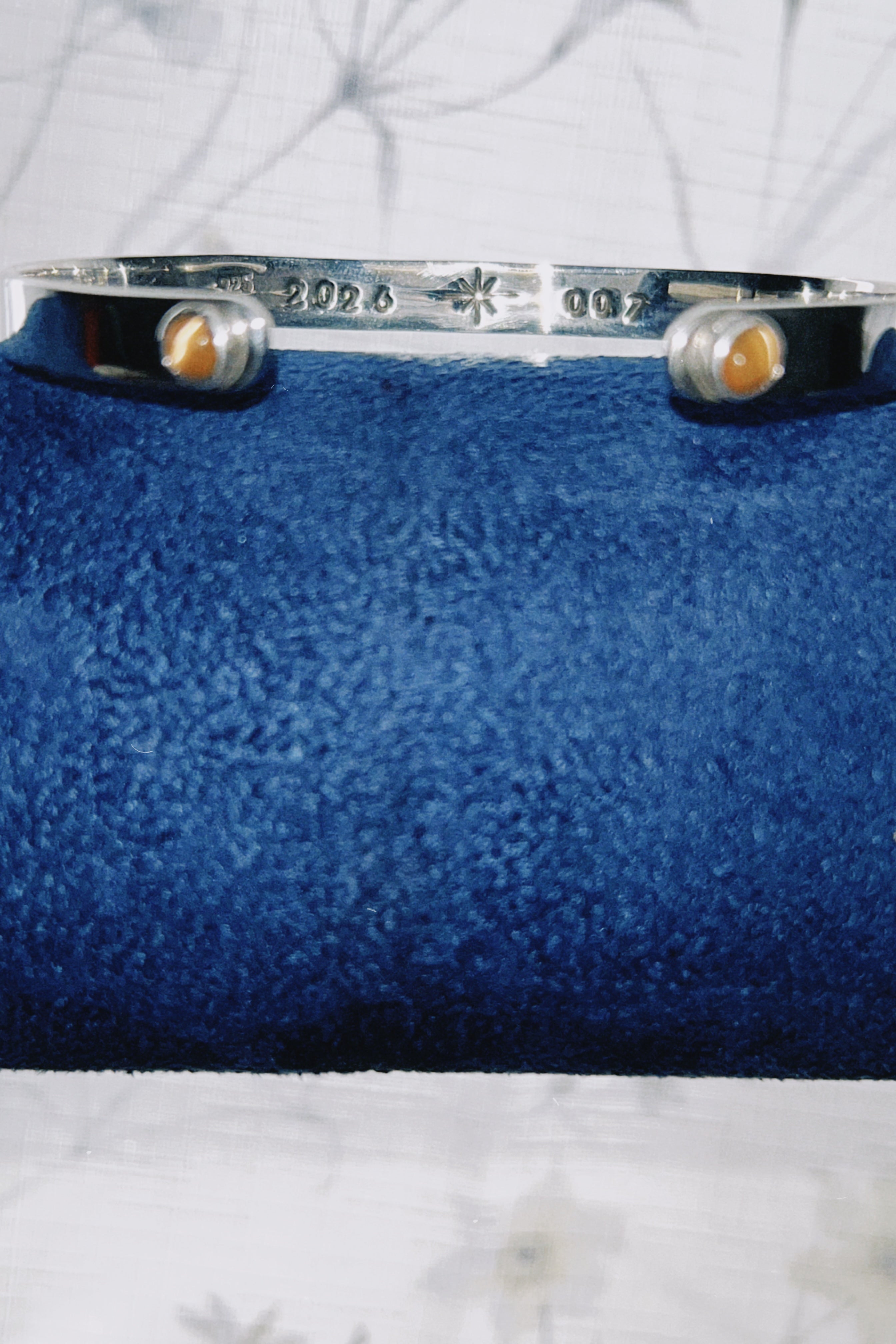 DAYDREAMING 006 (GRIS)