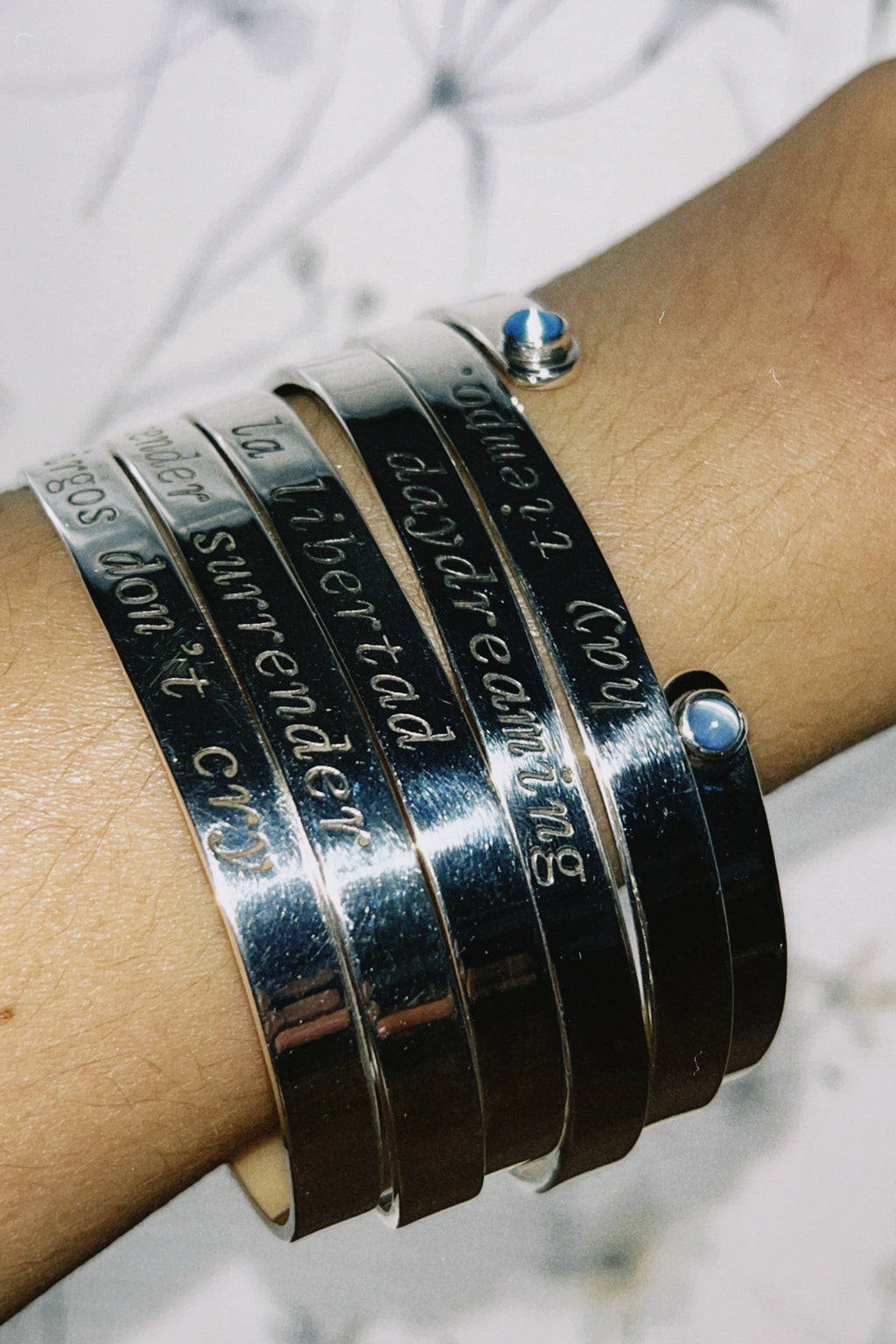 DAYDREAMING 006 (GRIS)